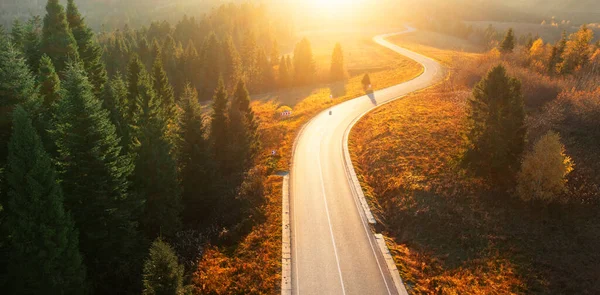 Paved road in the mountains. Autumn landscape at sunset. — Stock Photo, Image