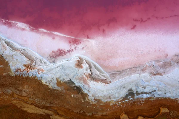 분홍빛 호수 의물 과 소금 위쪽 전경 — 스톡 사진