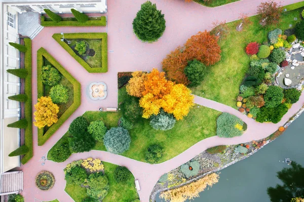프랑스 정원의 가을. 장식용 식물의 경관 설계. — 스톡 사진