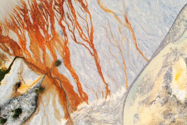 Su deposu kimyasallar ve ağır metallerle kirlenmiş. İHA görüntüsü. Çok renkli su..