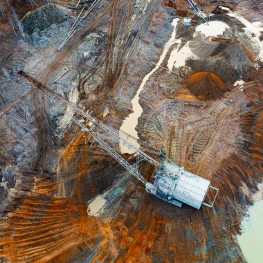 Taş ocağında büyük bir kazıcı çalışıyor. Drone görünümü.