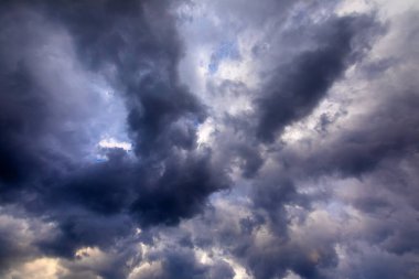 Büyük yaz fırtınası bulutları. Hava kötüleşiyor. Doğal soyut arkaplan.