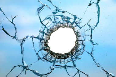 Gökyüzünün arka planındaki pencere camında çatlaklar.