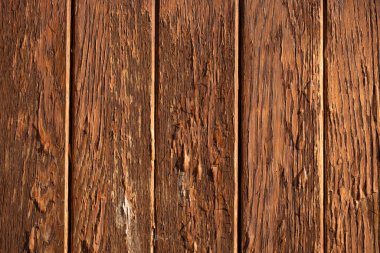 Sarı tahta duvar doğal olarak eskimiş..