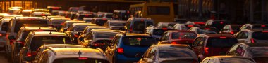Gün batımında seçici odak noktasında trafik sıkışıklığı.