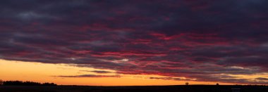 Harika bir yaz manzarası. Gün batımı. Parlak turuncu-pembe gökyüzü şafak vakti.