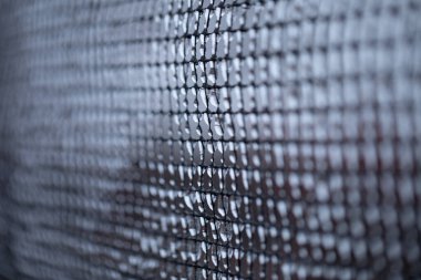 Buz kaplı eski metal paslı ağ.