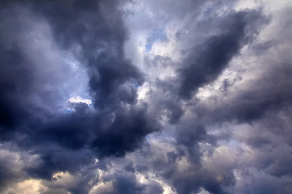 Grandes nubes de tormenta de verano. El empeoramiento del clima. Fondo abstracto natural. — Foto de Stock