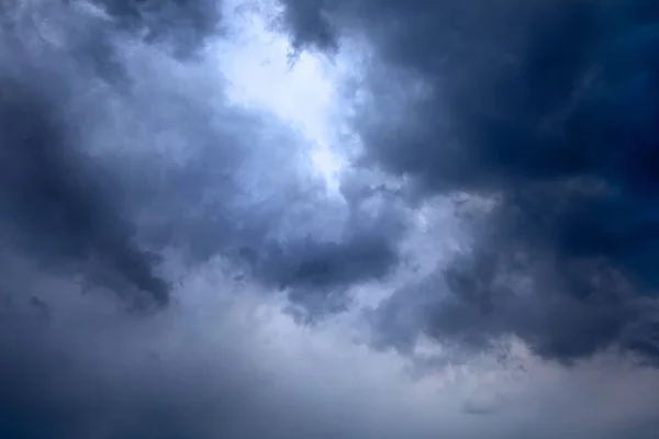 Grandes nubes de tormenta de verano. El empeoramiento del clima. Fondo abstracto natural. — Foto de Stock