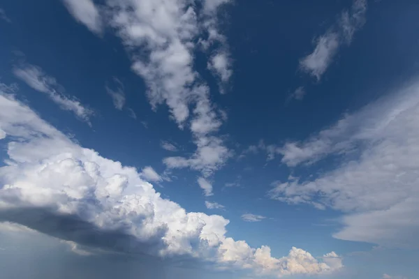 Große Sommergewitterwolken. Schlechtes Wetter. Natürlicher abstrakter Hintergrund. — Stockfoto