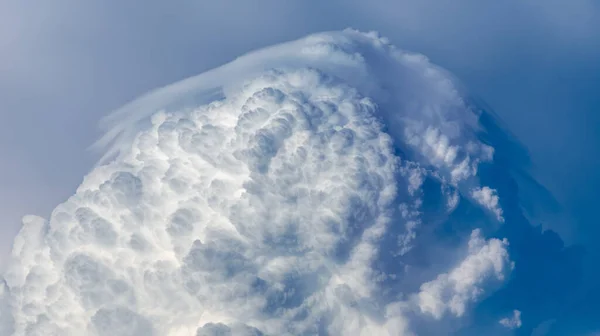 夏天的大风暴云糟糕的天气。自然抽象背景. — 图库照片