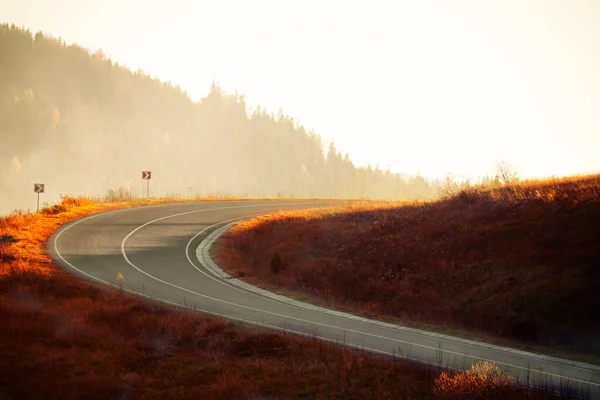 Dağlardaki Paved Yolu. Günbatımında sonbahar manzarası. — Stok fotoğraf