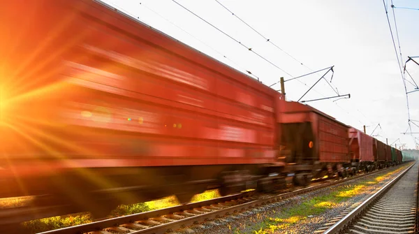 Yük vagonları yüksek hızlarda demiryolu ile hareket eder.. — Stok fotoğraf