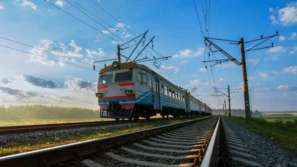 Velký osobní vlak za úsvitu, selektivní zaměření — Stock fotografie