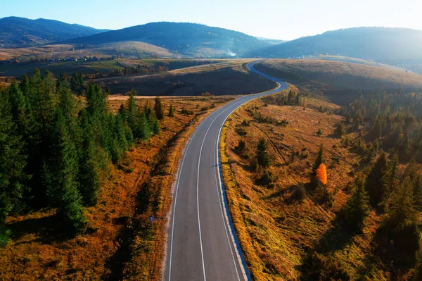 Paved road in the mountains. Autumn landscape at sunset. — Stock Photo, Image