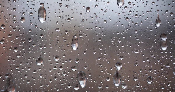 Gotas de agua o trozos de hielo en el vaso. Otoño tiempo lluvioso refrescante. Primer plano. — Foto de Stock