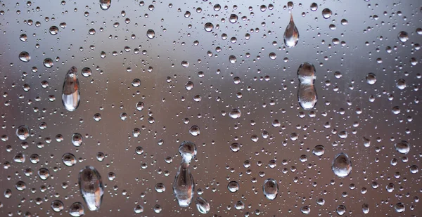 Su damlaları ya da cam üzerindeki buz parçaları. Sonbahar serinletici yağmurlu hava. Yakın plan.. — Stok fotoğraf