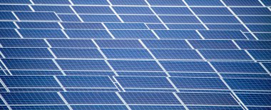 Yenilenebilir kaynaklardan elektrik üretmek için güçlü güneş enerjisi panelleri.