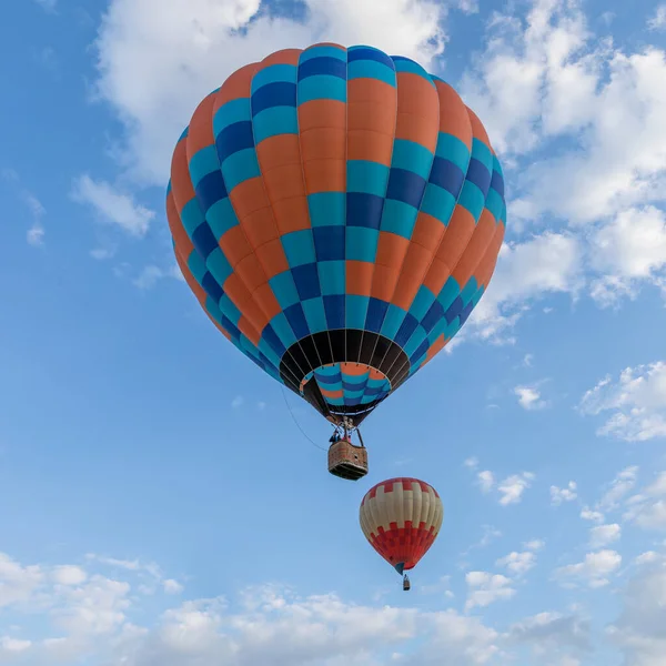 Ballons sur fond de ciel vue du bas. gros plan — Photo