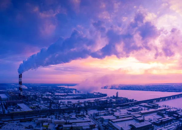 Industriområde i staden, skadliga utsläpp i atmosfären. — Stockfoto