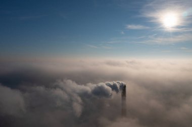 Bulutların üstündeki bitki borusu. Üst atmosfere zararlı emisyonlar. Karbon yakıtının yanması sonucu iklim değişikliği.