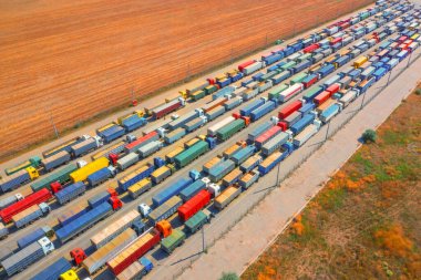 Liman terminali yakınında çok sayıda kamyon var. Trafik sıkışıklığı var. Çok sayıda malı karayoluyla taşıma kavramı.