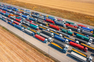 Liman terminali yakınında çok sayıda kamyon var. Trafik sıkışıklığı var. Çok sayıda malı karayoluyla taşıma kavramı.