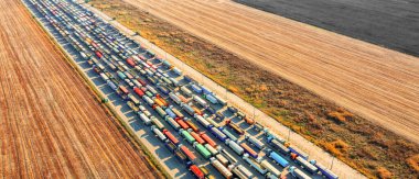 Liman terminali yakınında çok sayıda kamyon var. Trafik sıkışıklığı var. Çok sayıda malı karayoluyla taşıma kavramı.