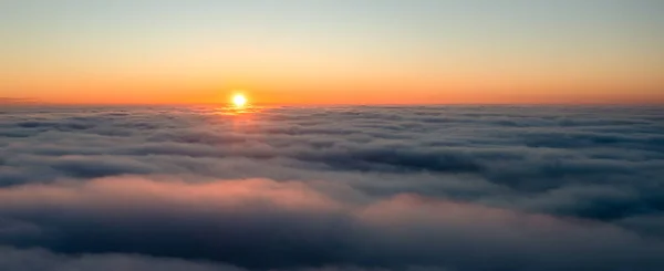 Восход Солнца Высоко Над Облаками Яркое Утреннее Небо — стоковое фото