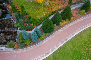 Çok çeşitli bitkilerle dolu sonbahar manzarası parkı. İHA görüntüsü. Mezhyhirya Ulusal Doğa Parkı.