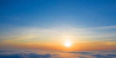 Bulutların üstünde, gün doğumu ya da gün batımı. Sisin üzerinde açık bir gökyüzü. Uçaktan bak. Kavram, seyahat, tatil. Rahatla..