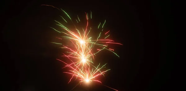 Fuochi Artificio Lucenti Festivi Uno Sfondo Cielo Notte Lunga Esposizione — Foto Stock