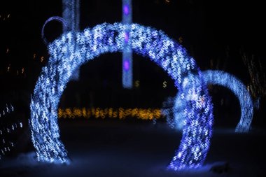 Şehir sokaklarında yılbaşı aydınlanmaları. Bokeh. Defoktus. Soyut festival arkaplanı.