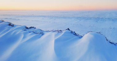 Karla kaplı dağ tepeleri ve kozalaklı orman. Dağlardaki muhteşem kış ormanı. Dağ manzarası.