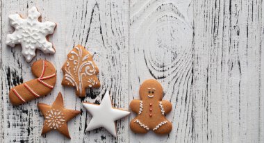 Beyaz ahşap arka planda Noel kurabiyesi koleksiyonu