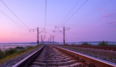 Yük treni yüksek hızda, üst görüş açısı, hareket bulanıklığı. Drone görünümü.