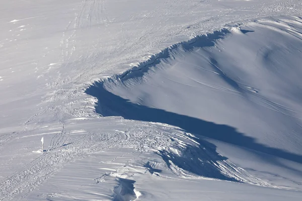 白雪覆盖的山峰和针叶林 高山上美丽的冬季森林 山区景观 — 图库照片