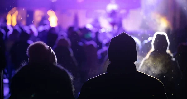 节庆或音乐会 大量的人群 特效和灯光表演 有选择的重点 摘要背景 — 图库照片