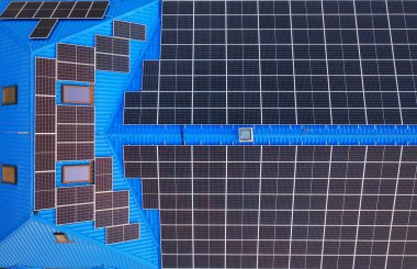 Dükkanın çatısında küçük özel bir güneş enerjisi santrali. Drone görünümü.