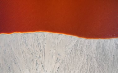 Kum dokusunda aşınma izleri var. Kum dokusunda aşınma izleri var. Kırmızı su. Kimyasal ürünlerle rezervuarın kirlenmesi.