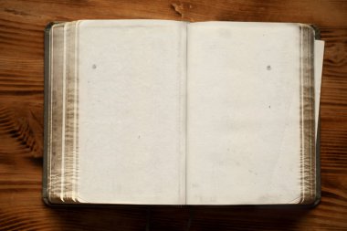 İçi boş, yırtık pırtık ve sarı bir kitap..