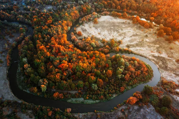 明亮的风景 在黎明时分 蜿蜒的河流 漫漫的平原 干枯的草地和秋天的森林 环境友好区 — 图库照片