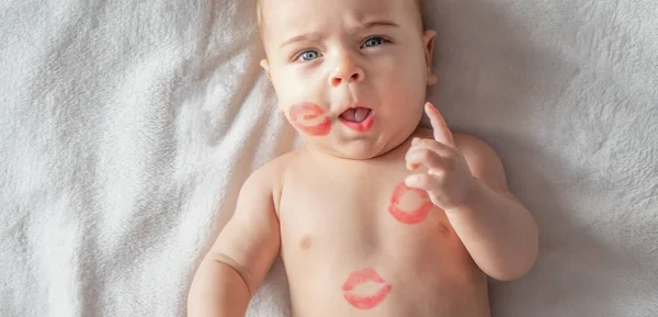 Cheerful Baby Traces Kisses Body Valentine Day Concept — стоковое фото