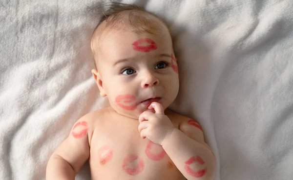 Bébé Joyeux Avec Des Traces Baisers Sur Corps Saint Valentin — Photo
