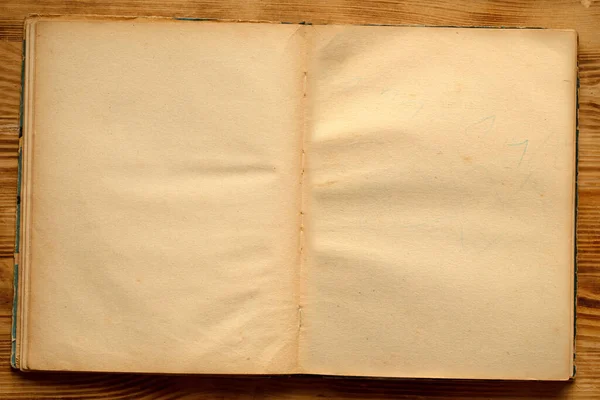 Ένα Παλιό Ξεδιπλωμένο Κουρελιασμένο Και Κιτρινισμένο Βιβλίο Λευκές Σελίδες — Φωτογραφία Αρχείου