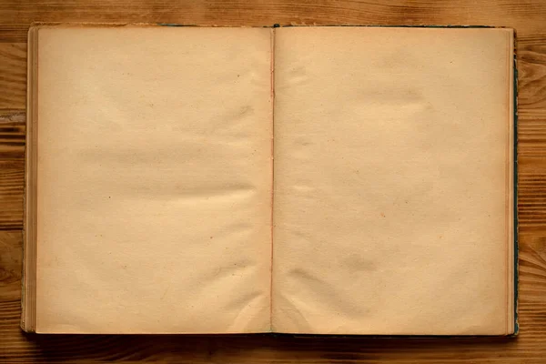 Ένα Παλιό Ξεδιπλωμένο Κουρελιασμένο Και Κιτρινισμένο Βιβλίο Λευκές Σελίδες — Φωτογραφία Αρχείου