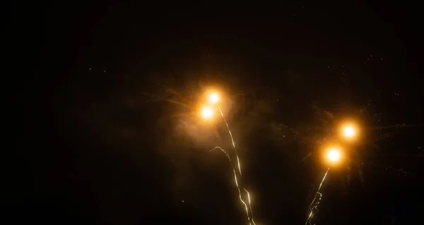 Fuochi Artificio Multicolori Uno Sfondo Cielo Notturno Sfondo Vacanza — Foto Stock