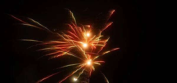 夜空を背景にした多色の花火 休日の背景 — ストック写真