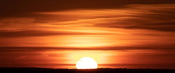 Восход Закат Летний Пейзаж Солнечные Лучи Светят Сквозь Грозовые Тучи — стоковое фото