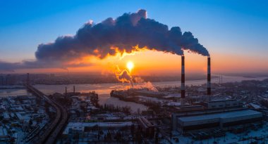 Bulutların üstündeki bitki borusu. Üst atmosfere zararlı emisyonlar. Karbon yakıtının yanması sonucu iklim değişikliği.